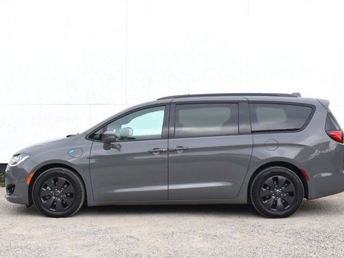 Used 2020 Chrysler Pacifica Limited w/ S Appearance Package FWD image 9