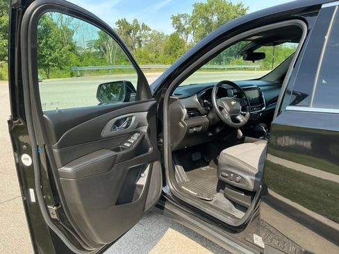 Used 2023 Chevrolet Traverse LT FWD image 15