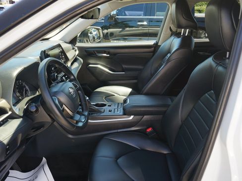 Used 2022 Toyota Highlander XLE AWD/4WD image 14