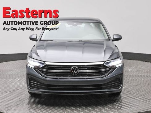 Used 2024 Volkswagen Jetta SE FWD image 2