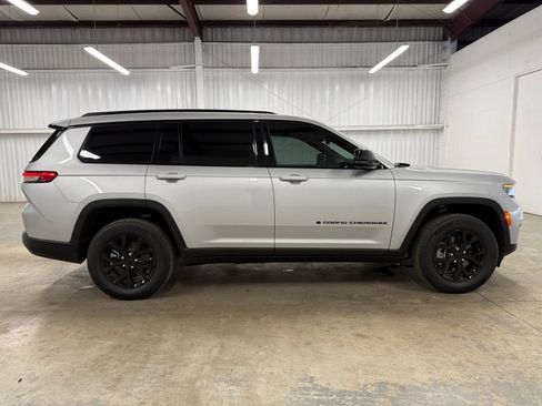 Used 2025 Jeep Grand Cherokee L Altitude RWD image 7