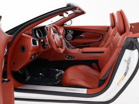 Used 2021 Aston Martin DB11 Volante RWD image 23
