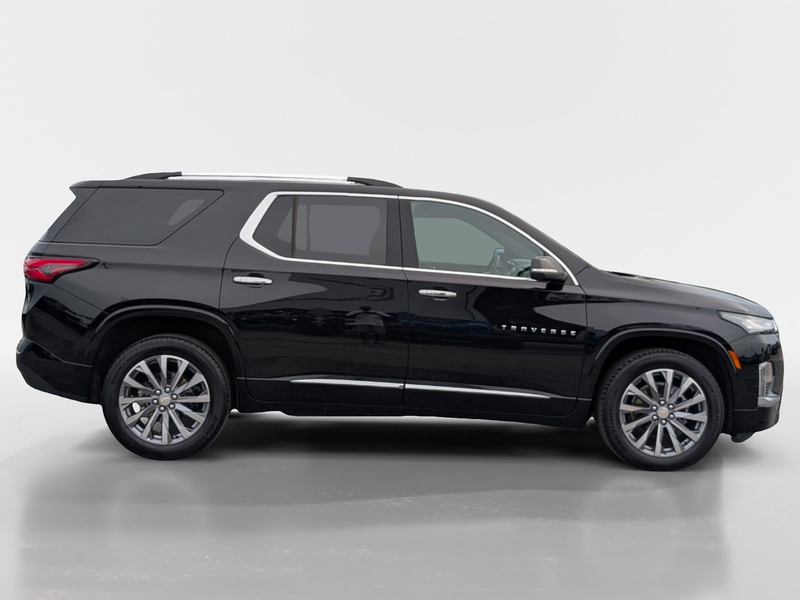 Used 2023 Chevrolet Traverse Premier FWD image 3