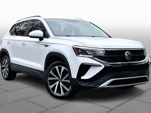 Certified 2022 Volkswagen Taos SE image 3