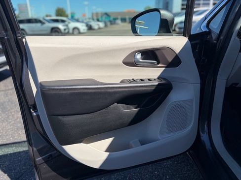 Used 2018 Chrysler Pacifica Touring-L Plus FWD image 22