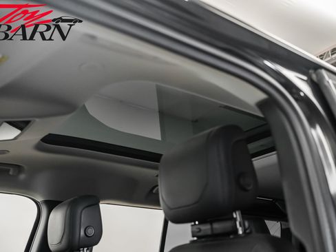 Used 2024 Land Rover Defender 110 SE image 24