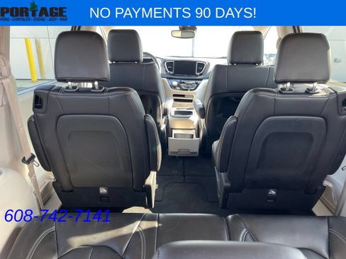 Used 2023 Chrysler Pacifica Touring-L FWD image 7