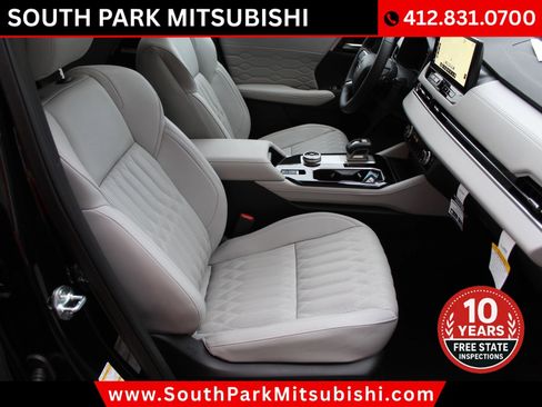 Used 2025 Mitsubishi Outlander AWD image 14