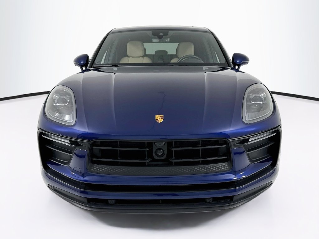 Certified 2025 Porsche Macan AWD/4WD image 6