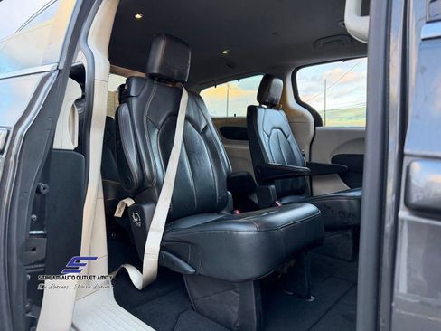 Used 2019 Chrysler Pacifica Touring-L image 17