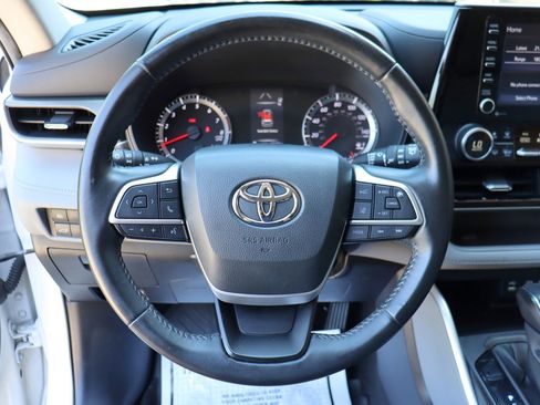 Used 2022 Toyota Highlander LE AWD/4WD image 29