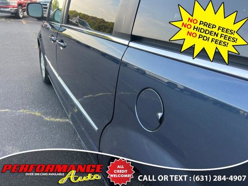 Used 2009 Chrysler Town & Country Touring image 7