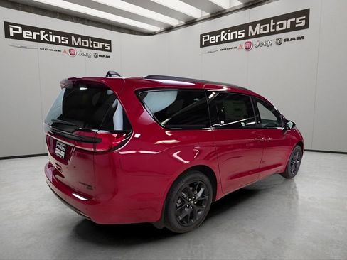 New 2026 Chrysler Pacifica Limited image 5