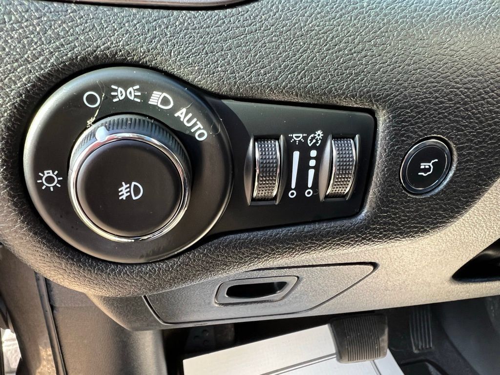 Used 2022 Jeep Cherokee Limited w/ Mopar Interior Package AWD/4WD image 33