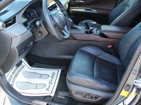 Used 2021 Toyota Venza XLE w/ Softex Package image 11