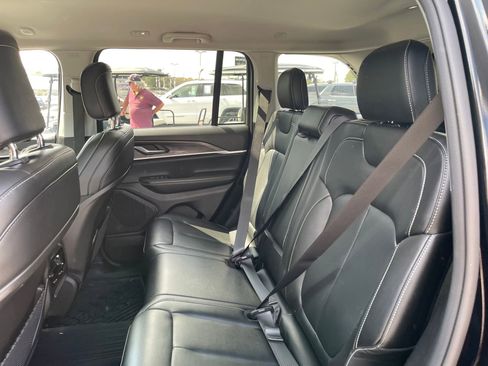 Used 2023 Jeep Grand Cherokee Limited w/ Black Appearance Package image 25