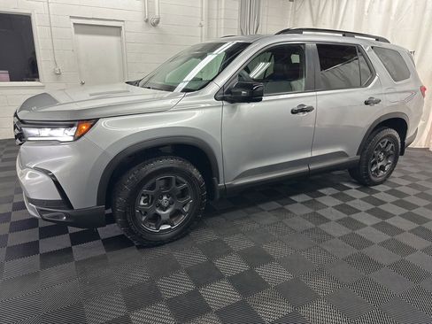 Used 2025 Honda Pilot TrailSport image 5