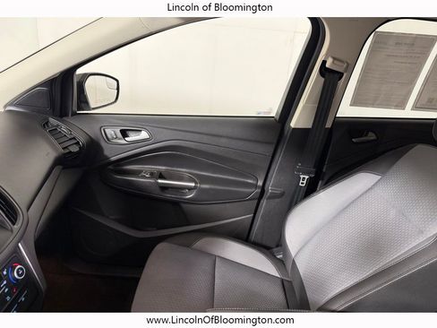 Used 2019 Ford Escape SE image 18