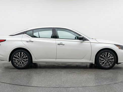 Used 2025 Nissan Altima 2.5 SV FWD image 11