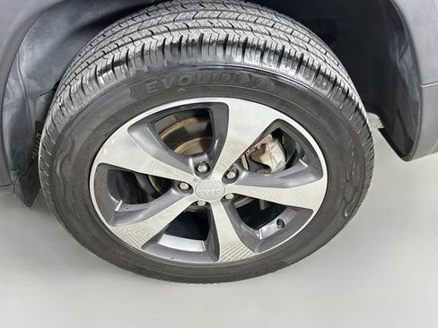 Used 2019 Jeep Cherokee Limited FWD image 32