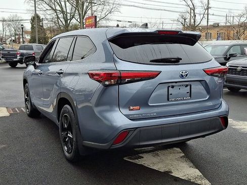 Used 2022 Toyota Highlander LE image 4