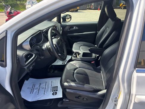 Used 2025 Chrysler Pacifica Select FWD image 8