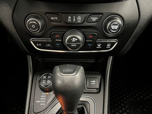 Used 2021 Jeep Cherokee Trailhawk w/ Comfort/Convenience Group AWD/4WD image 16