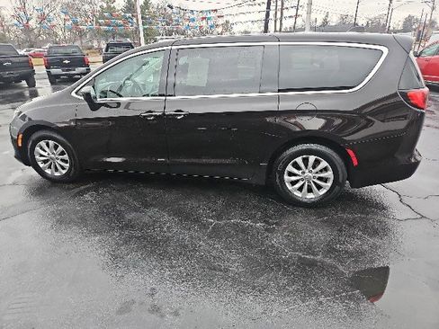 Used 2017 Chrysler Pacifica Touring w/ Tire & Wheel Group image 5