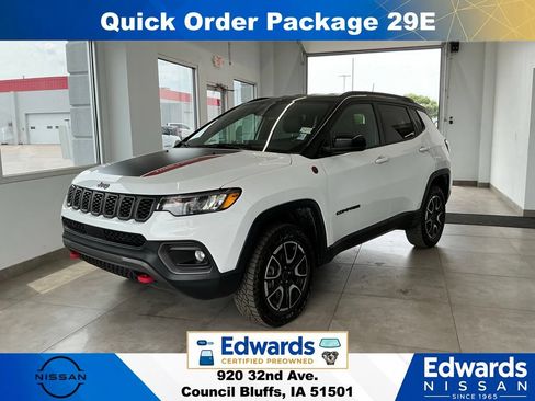 Used 2025 Jeep Compass Trailhawk AWD/4WD image 5