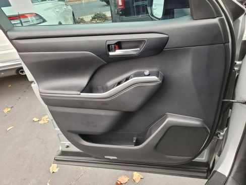 Used 2020 Toyota Highlander XLE image 28