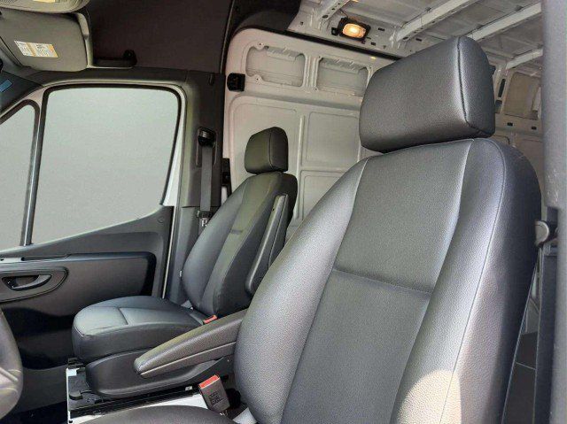Used 2025 Mercedes-Benz Sprinter 2500 image 17