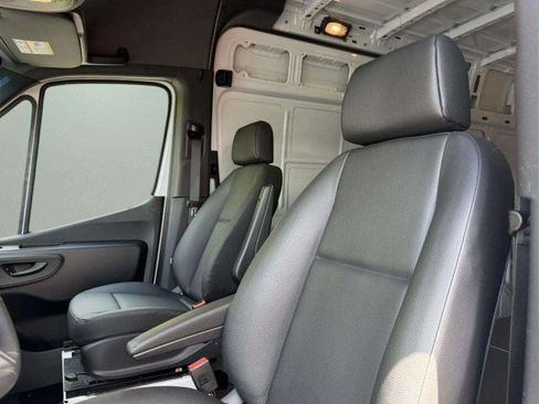 Used 2025 Mercedes-Benz Sprinter 2500 image 17