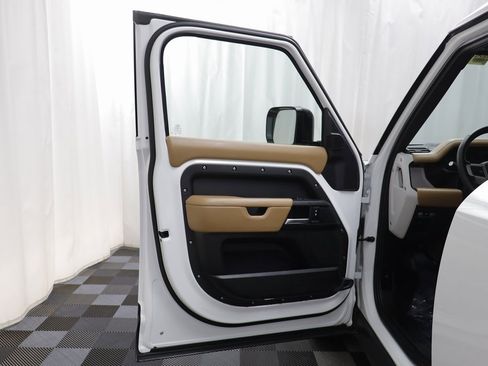 Used 2025 Land Rover Defender 110 X-Dynamic SE image 4