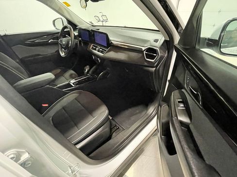 Used 2025 Chevrolet TrailBlazer LT w/ LT Cold Weather Package FWD image 25