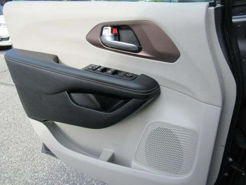 Certified 2023 Chrysler Voyager LX FWD image 19