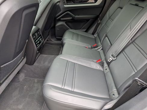 Certified 2025 Porsche Cayenne Coupe image 29