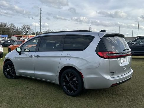 New 2026 Chrysler Pacifica Limited w/ S Appearance Package FWD image 17