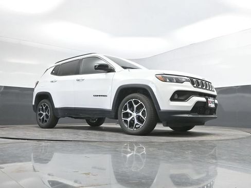 Used 2024 Jeep Compass Latitude AWD/4WD image 43