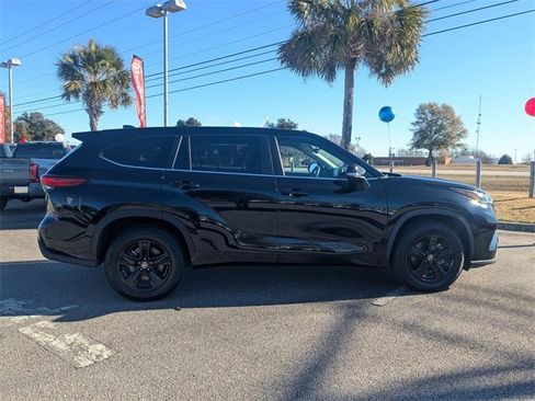 Used 2023 Toyota Highlander LE image 2