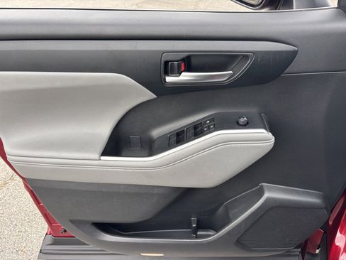 Used 2024 Toyota Highlander LE image 16