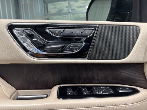 Used 2019 Lincoln Navigator Reserve AWD/4WD image 6