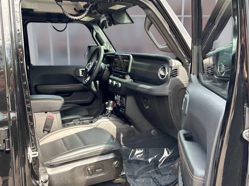 Used 2024 Jeep Wrangler Unlimited Sahara w/ Technology Group AWD/4WD image 10
