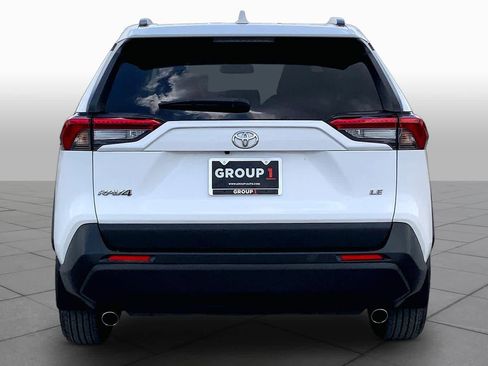 Used 2021 Toyota RAV4 LE FWD image 5