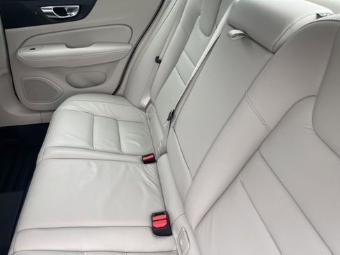 Used 2022 Volvo S60 B5 Inscription image 17