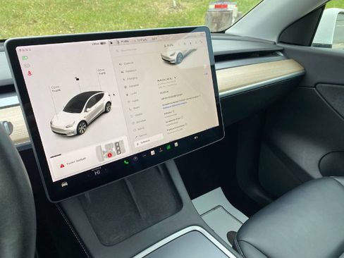 Used 2021 Tesla Model Y Long Range image 10