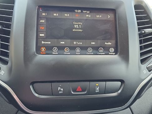 Used 2021 Jeep Cherokee Latitude Plus w/ Sun & Sound Group AWD/4WD image 24