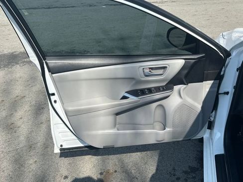 Used 2015 Toyota Camry SE image 10