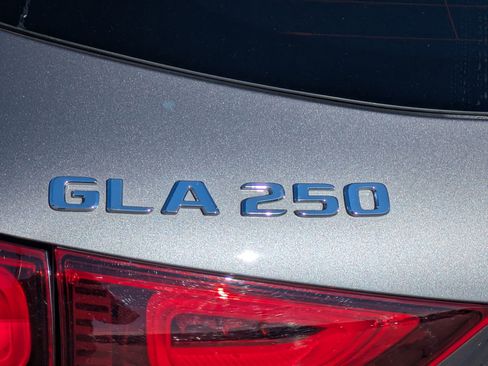 Used 2023 Mercedes-Benz GLA 250 4MATIC image 32