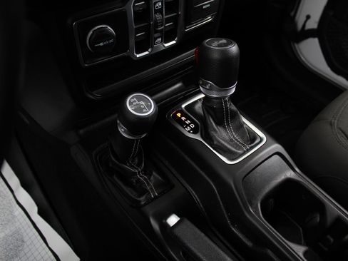Used 2020 Jeep Wrangler Unlimited Sahara w/ Cold Weather Group AWD/4WD image 19