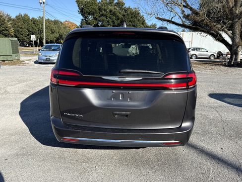 Used 2022 Chrysler Pacifica Touring-L image 4
